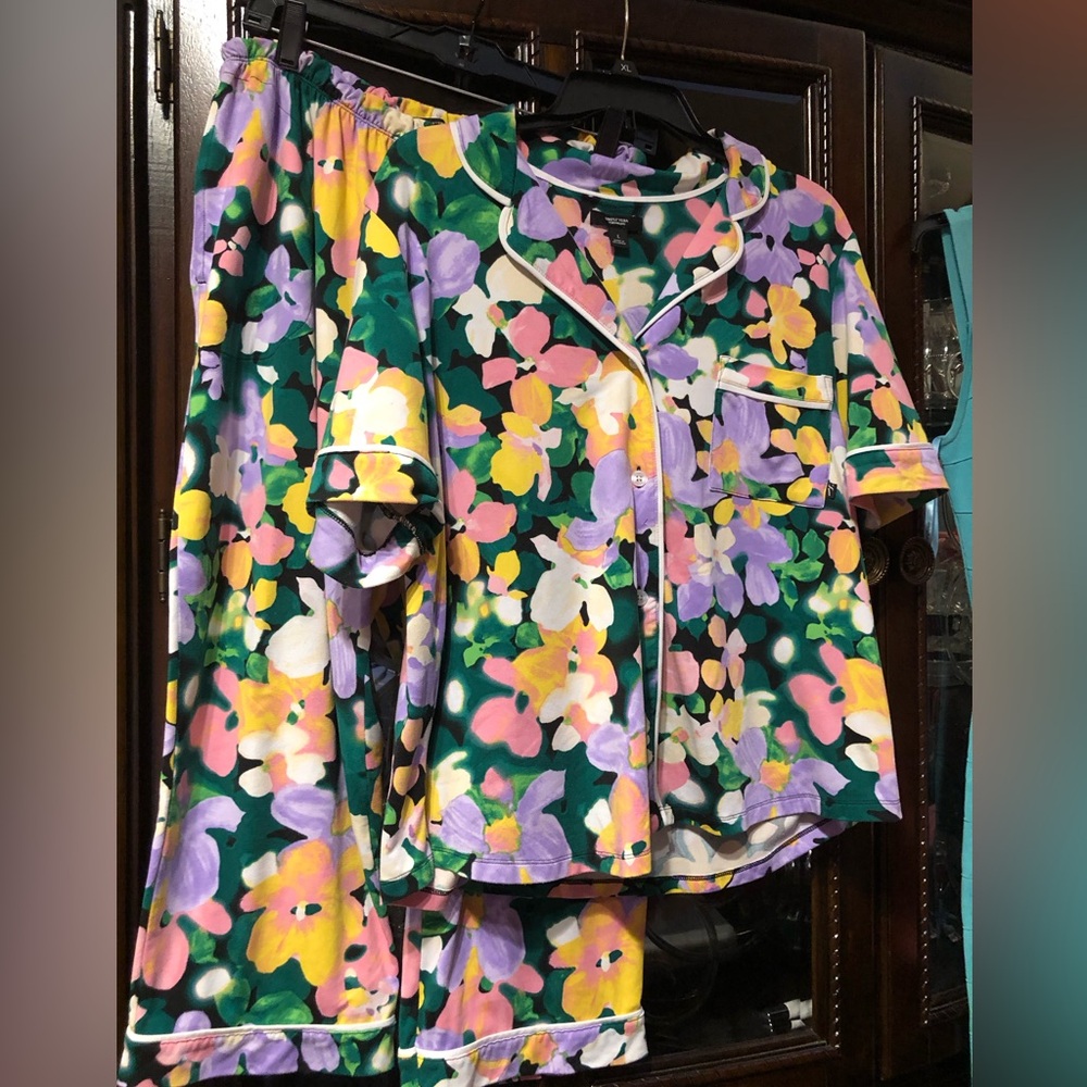 Floral Short-Sleeve Pajama Set in Dark Green with Pastel Blooms